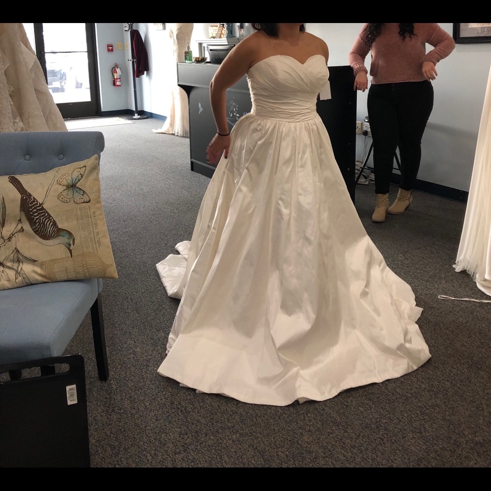 New, unaltered silk wedding gown. Lu. Raquel - Picture 7 of 8